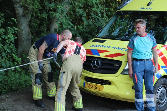 Ambulance rijdt zich vast bosgebied Nimmerdor