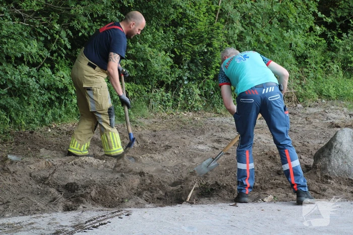 Ambulance rijdt zich vast bosgebied Nimmerdor