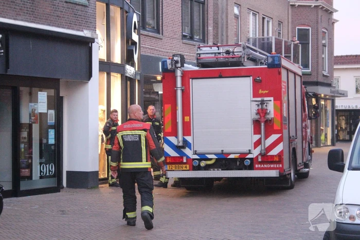 Vastzittende duif bevrijdt