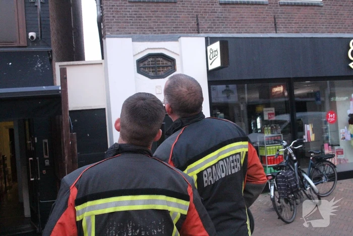 Vastzittende duif bevrijdt
