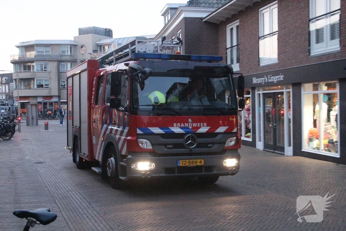 Vastzittende duif bevrijdt