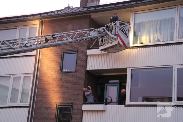 Bewoners buitengesloten, brandweer schiet te hulp