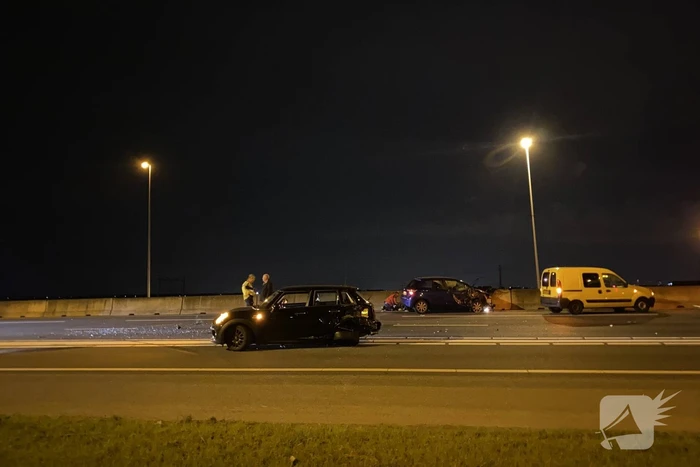 Automobilist botst op stilgevallen auto