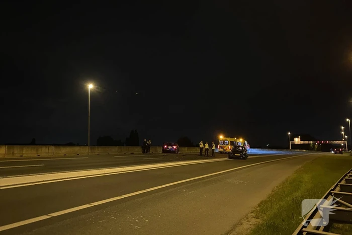 Automobilist botst op stilgevallen auto