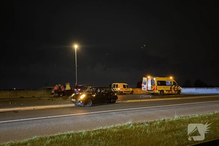 Automobilist botst op stilgevallen auto