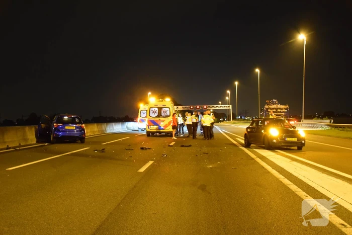 Automobilist botst op stilgevallen auto