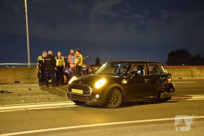Automobilist botst op stilgevallen auto