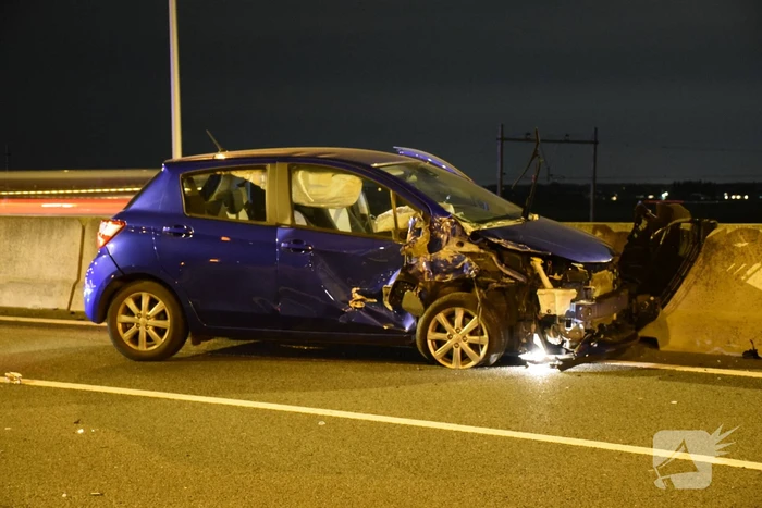 Automobilist botst op stilgevallen auto