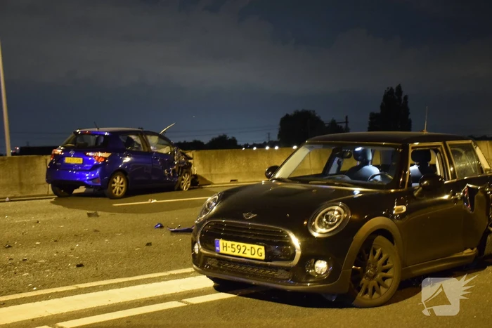 Automobilist botst op stilgevallen auto