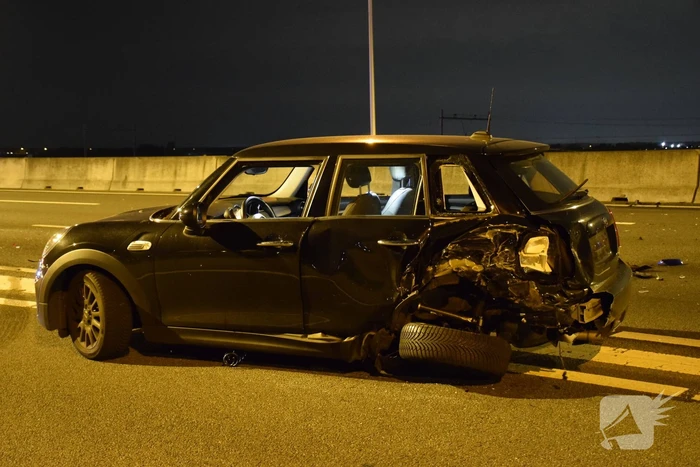 Automobilist botst op stilgevallen auto