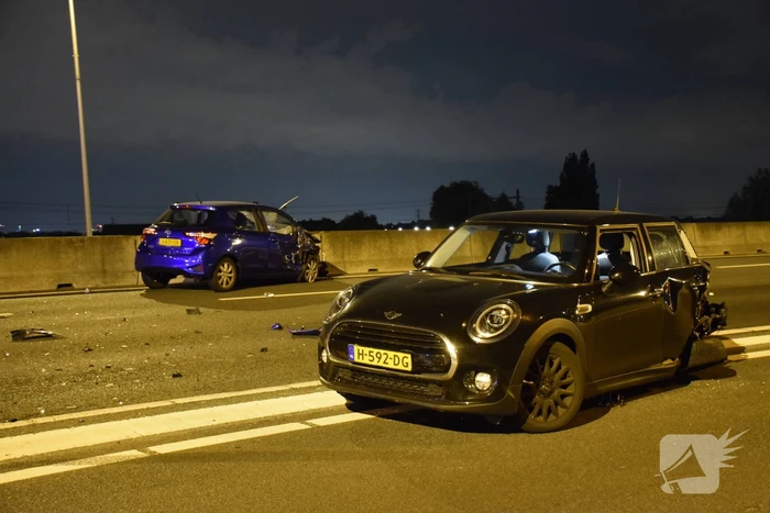 Automobilist botst op stilgevallen auto