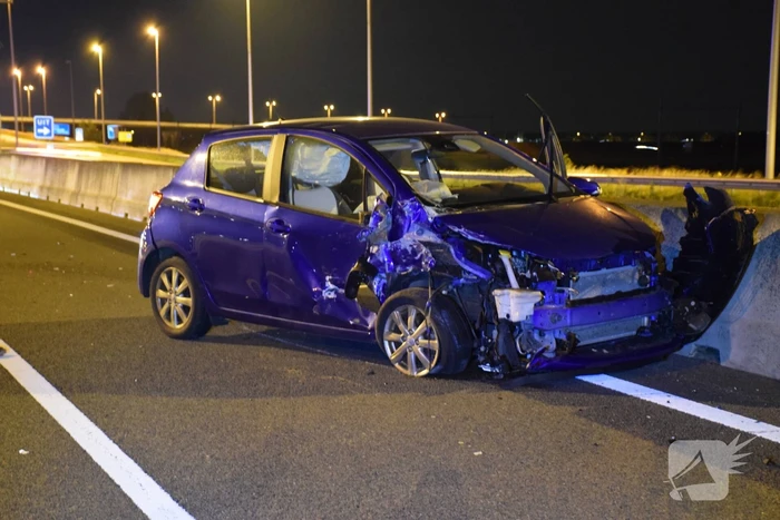Automobilist botst op stilgevallen auto