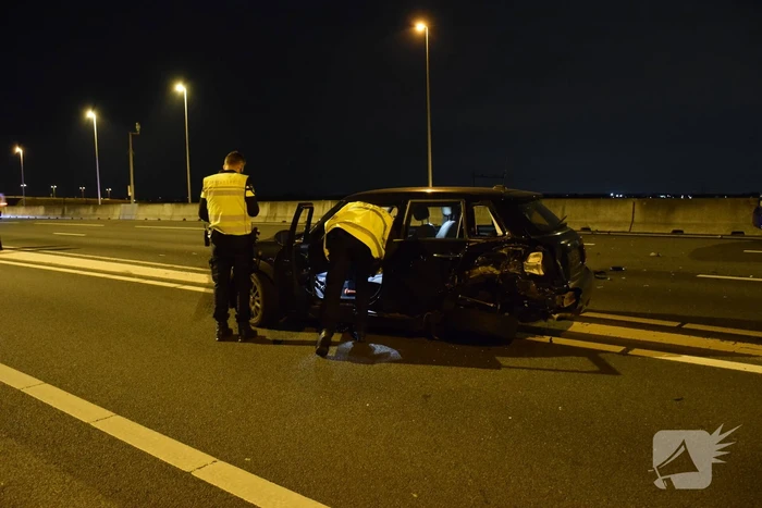 Automobilist botst op stilgevallen auto