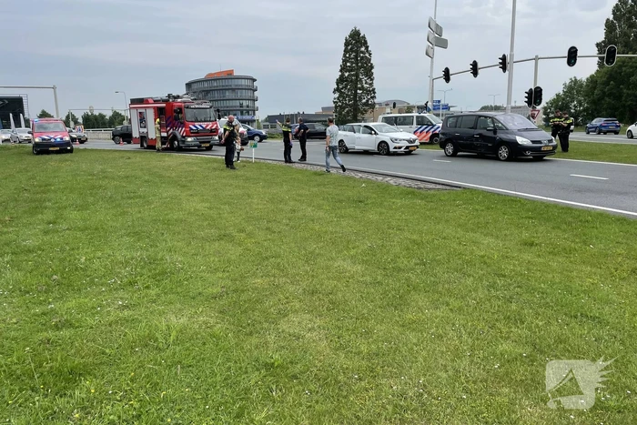 Twee auto's betrokken bij aanrijding op rotonde