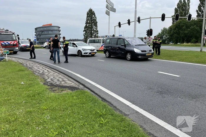 Twee auto's betrokken bij aanrijding op rotonde