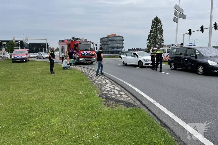 Twee auto's betrokken bij aanrijding op rotonde