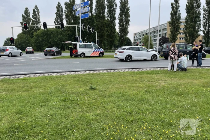 Twee auto's betrokken bij aanrijding op rotonde