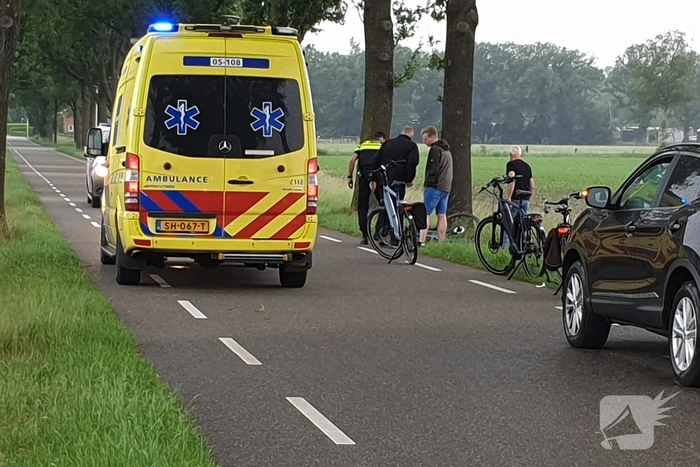 Wielrenner gaat hard onderuit en raakt gewond