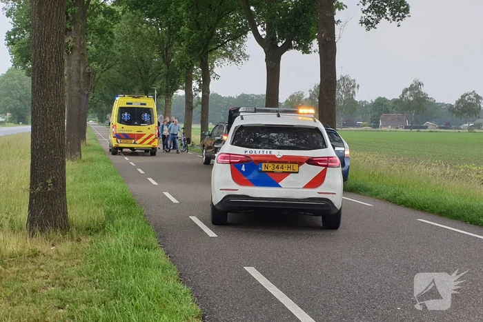 Wielrenner gaat hard onderuit en raakt gewond