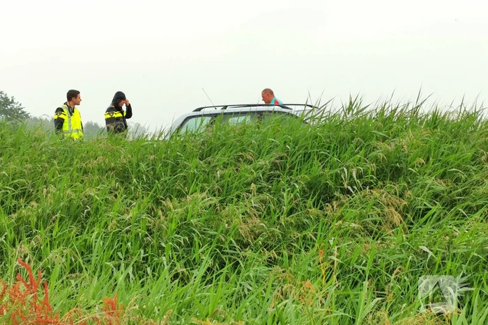 Auto botst tegen de vangrails