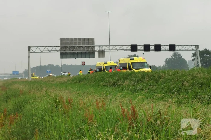 Auto botst tegen de vangrails