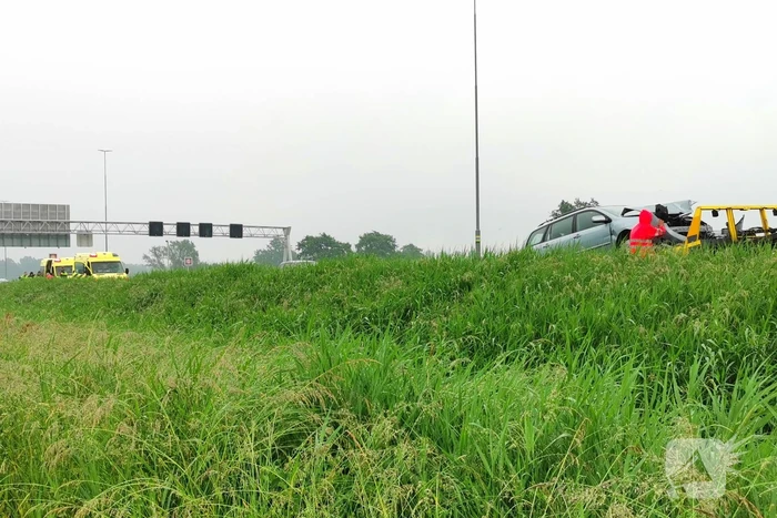 Auto botst tegen de vangrails