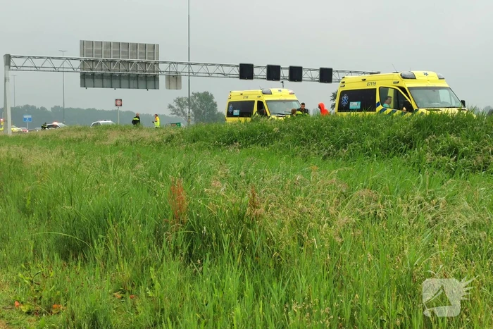 Auto botst tegen de vangrails