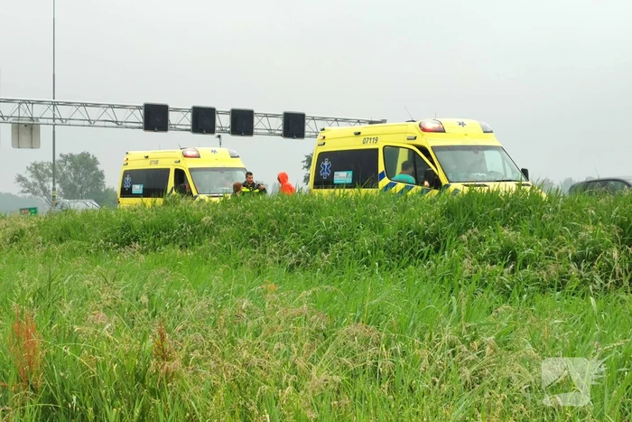Auto botst tegen de vangrails