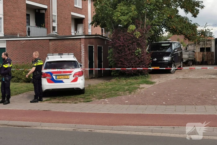 Onderzoek naar aantreffen vaten in geparkeerde auto