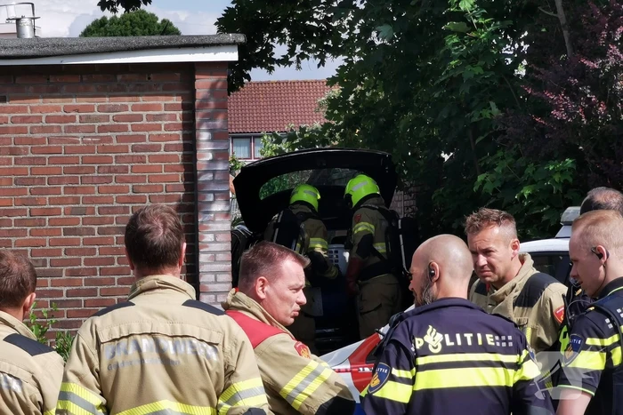Onderzoek naar aantreffen vaten in geparkeerde auto