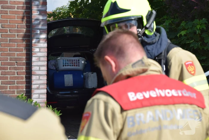 Onderzoek naar aantreffen vaten in geparkeerde auto