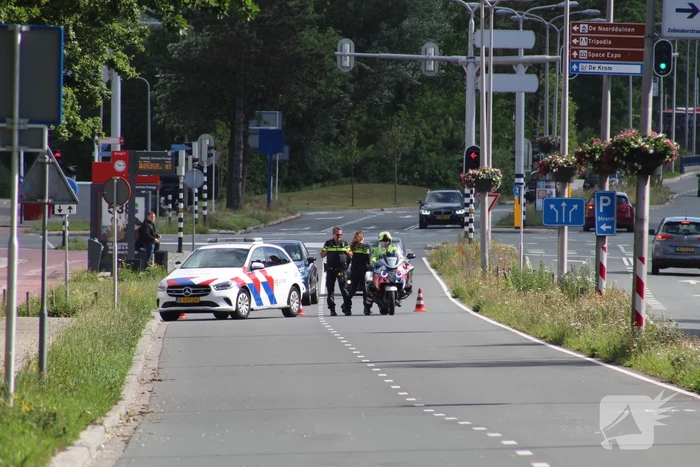 Afgebroken tak dreigt op weg te vallen