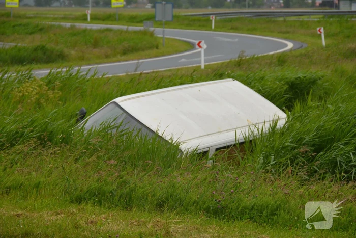 Bestelbus belandt in sloot