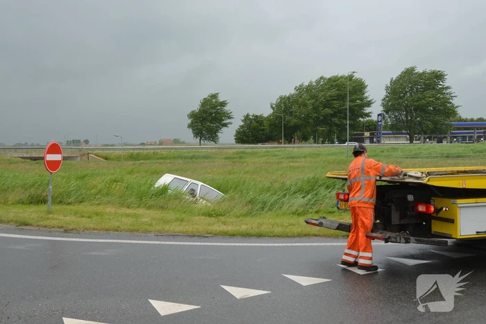 Bestelbus belandt in sloot