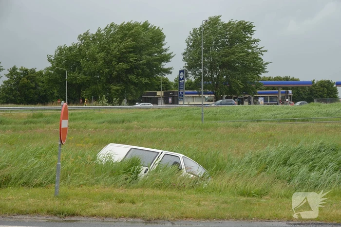 Bestelbus belandt in sloot