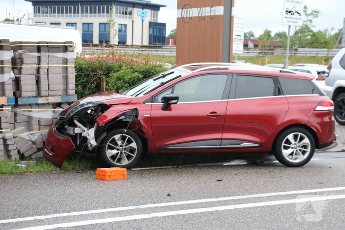 Auto over de kop bij botsing