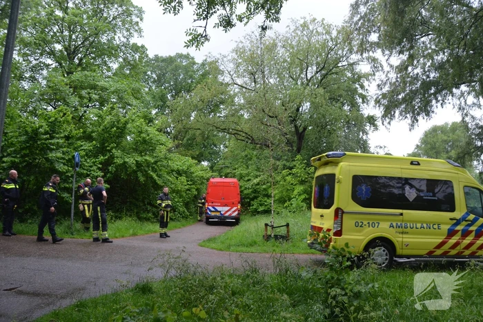 Omstanders redden persoon uit water