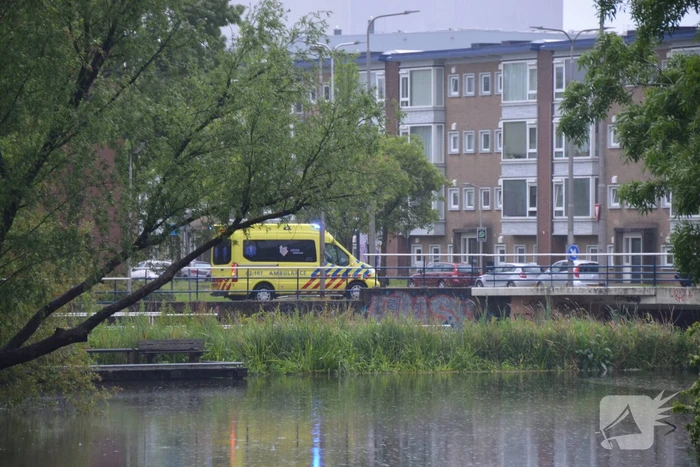 Omstanders redden persoon uit water