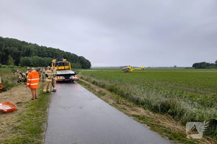 Auto belandt op zijn kop in een sloot