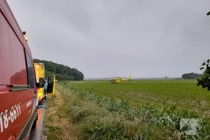 Auto belandt op zijn kop in een sloot