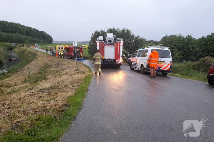 Auto belandt op zijn kop in een sloot
