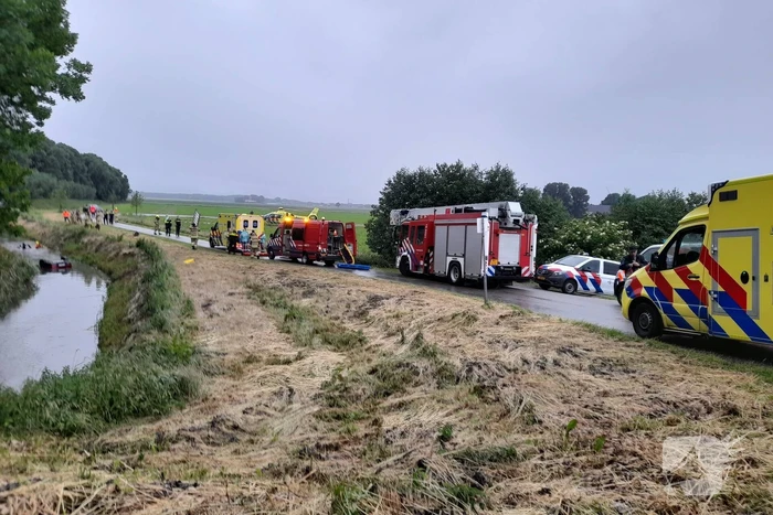 Auto belandt op zijn kop in een sloot