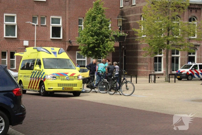 Fietsster aangereden door auto bij verlaten parkeerplaats