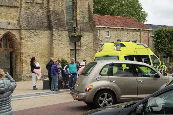 Fietsster aangereden door auto bij verlaten parkeerplaats