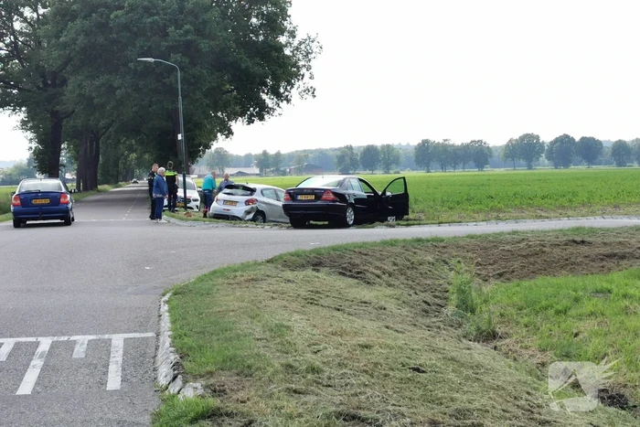 Auto's botsen op beruchte kruising
