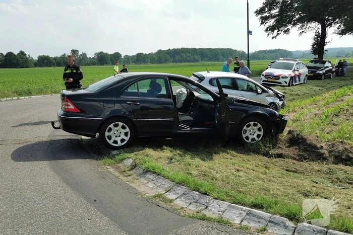 Auto's botsen op beruchte kruising