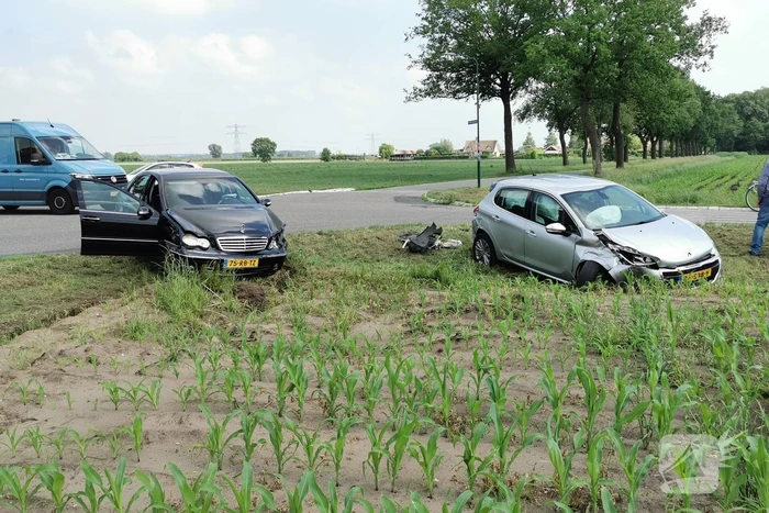 Auto's botsen op beruchte kruising