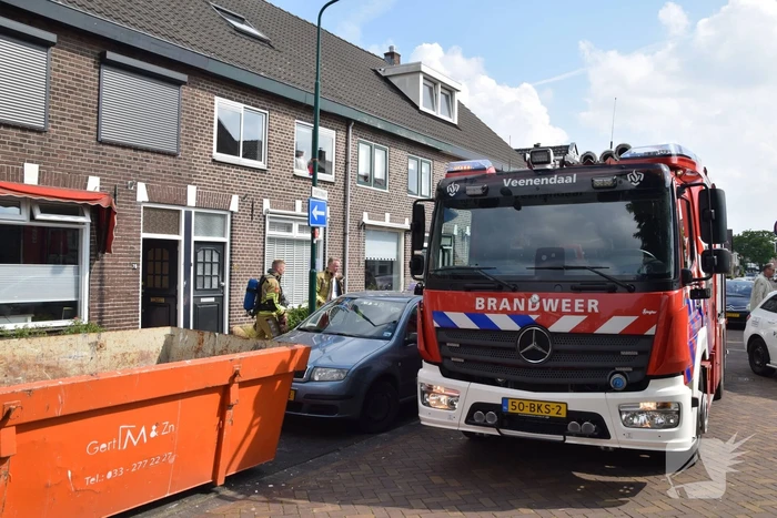 Bewoner blust brand in keuken