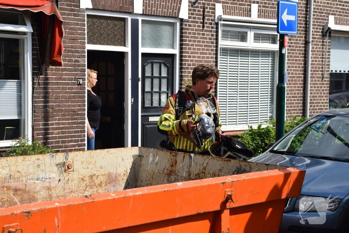 Bewoner blust brand in keuken