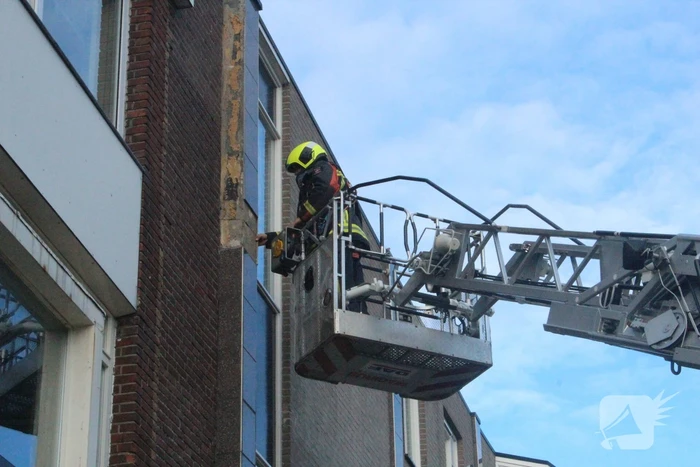 Tegels van gevel vallen naar beneden
